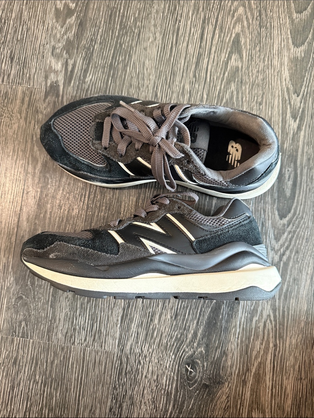 New Balance Women’s Black & Gray Suede Sneakers 57/40 size 7